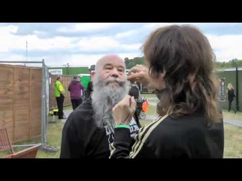 Profilový obrázek - Justin Hawkins shows Tom Russell how a real man styles his 'tache...