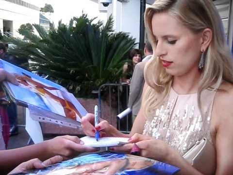 Profilový obrázek - Karoline Kurkova signing autographs at Cannes film festival 2011 