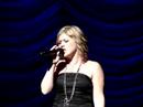 Profilový obrázek - Kelly Clarkson "Absorbing the Moment" during Because Of You