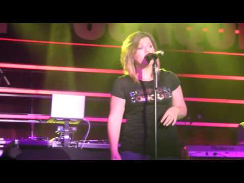 Profilový obrázek - Kelly Clarkson live "Save you"