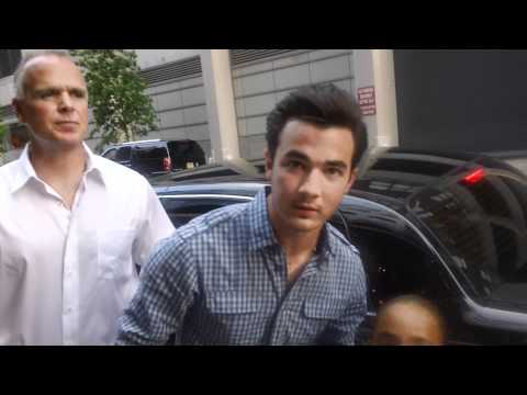 Profilový obrázek - Kevin Jonas meeting fans outside DKNY event