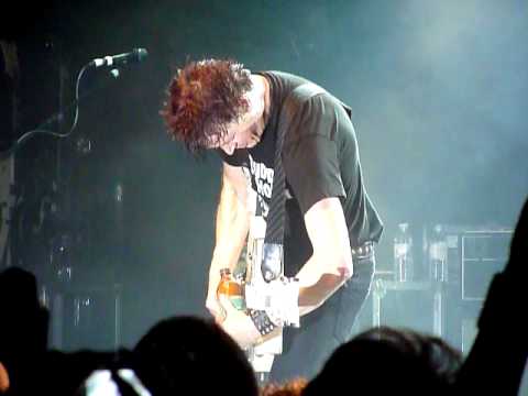 Profilový obrázek - Living End live - Chris Cheney guitar solo with VB bottle
