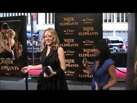 Profilový obrázek - Lizzy and Victoria Pattinson at Water for Elephants premiere