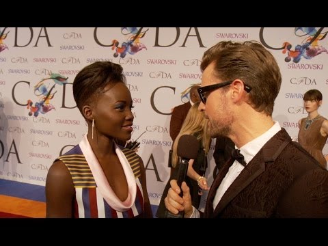Profilový obrázek - Lupita Nyong'o Interview on the Red Carpet at the CFDA Fashion Awards