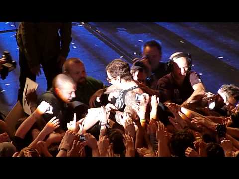 Profilový obrázek - M Shadows Stage Dives And Gets A New Shirt