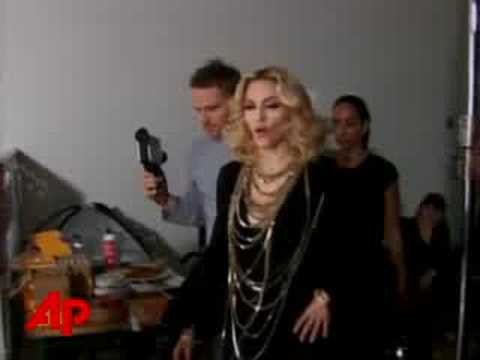 Profilový obrázek - Madonna Gives It 2 the Cameras