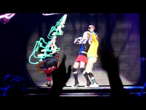 Profilový obrázek - Madonna Holiday and Dress You Up Live at the O2 Arena London July 4, 2009 HQ