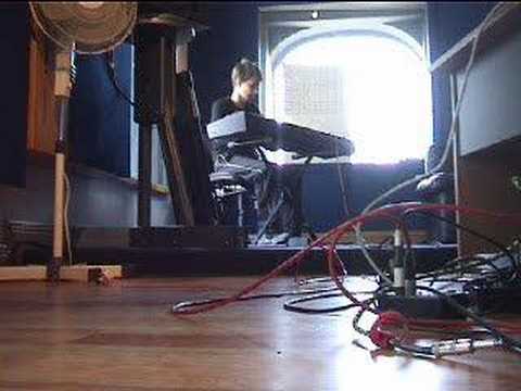 Profilový obrázek - Matt Bellamy from Muse improvising on piano.
