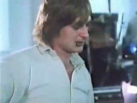 Profilový obrázek - Mike Oldfield showing his picking technique
