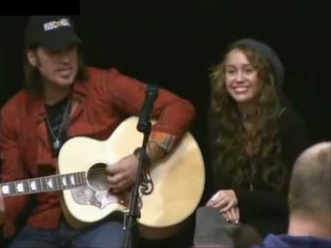 Profilový obrázek - Miley Cyrus and Billy Ray sing at Childrens Hospital - 12/23/08