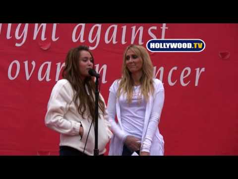 Profilový obrázek - Miley Cyrus And Her Mom Support Breast Cancer For Women