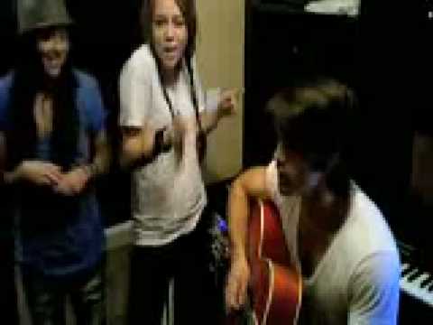 Profilový obrázek - Miley Cyrus and Justin Gaston singing SHE MAKES ME HAPPY nad they HUG in the end