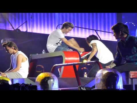 Profilový obrázek - Narry Moments - Harry singing to Niall and tying-kissing his shoes