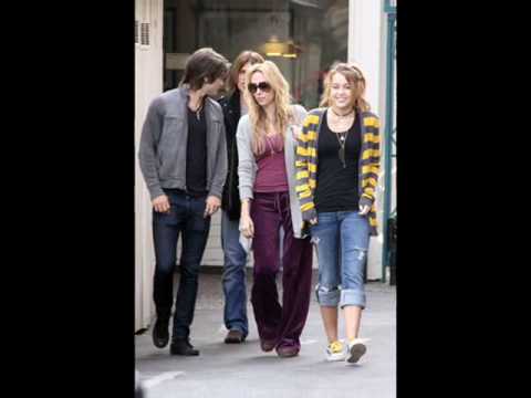 Profilový obrázek - New Pics of Miley Cyrus having lunch at Paty's with her parents and Justin Gaston 01/03/2009