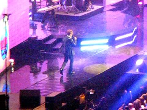 Profilový obrázek - Nicky Byrne is singing alone in Childline concert 2008