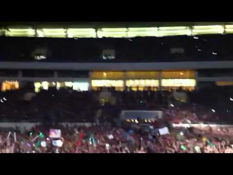 Profilový obrázek - Nicky Byrne - On stage in Hanoi Stadium Vietnam crowd singing My Love