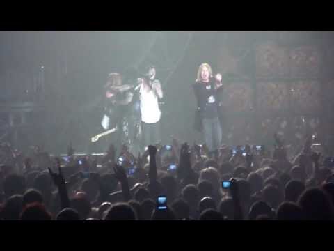Profilový obrázek - Nikki Sixx birthday MEN Arena - Joe Elliott makes crowd sing