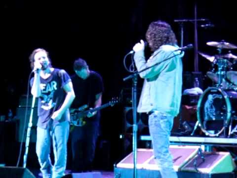 Profilový obrázek - Pearl Jam with Chris Cornell Hungerstrike - with intro from Ed - LA3 - Temple of the dog reunion