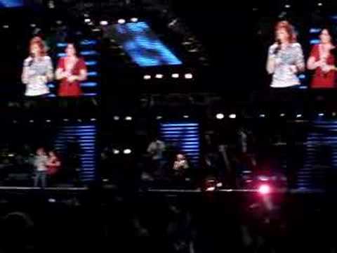Profilový obrázek - Reba McEntire/Kelly Clarkson "Because Of You" 2007 CMA Fest