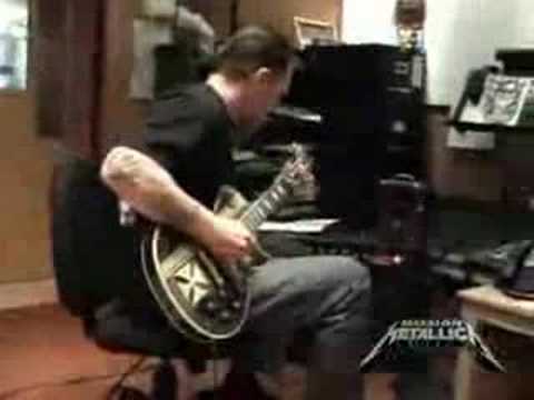 Profilový obrázek - Robert Trujillo playing an acouistic guitar