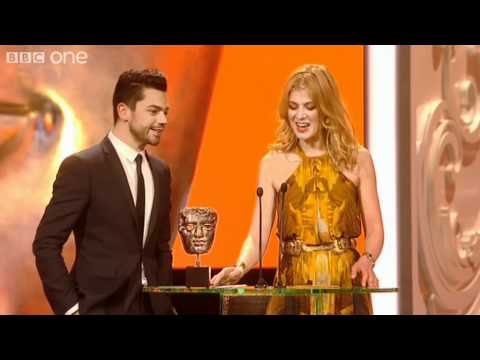 Profilový obrázek - Rosamund Pike Embarrasses Dominic Cooper - The British Academy Film Awards 2011 - BBC One