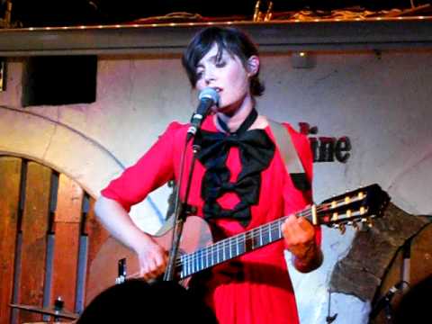 Profilový obrázek - Sarah Blasko - Is My Baby Yours? (Live Acoustic in London 3rd Sep 2009)