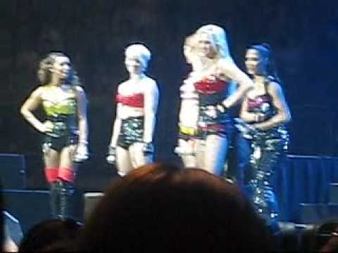 Profilový obrázek - Singing Happy Birthday to Jessica Sutta from The Pussycat Dolls - Doll Domination Tour 2009