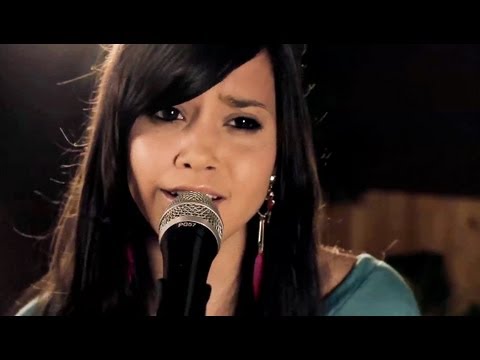 Profilový obrázek - Skyscraper - Demi Lovato (Boyce Avenue feat. Megan Nicole acoustic cover)