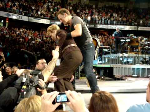 Profilový obrázek - Springsteen - Dancing in the Dark , with his mom - The Spectrum October 20, 2009