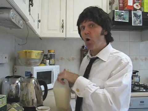 Profilový obrázek - Stevie Riks jako Paul McCartney dělá čaj