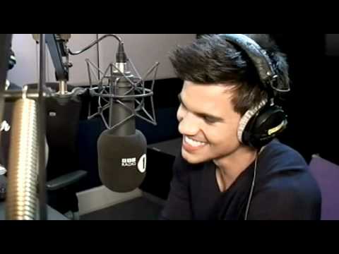 Profilový obrázek - Taylor Lautner plays Truth or Dare with Fearne Cotton