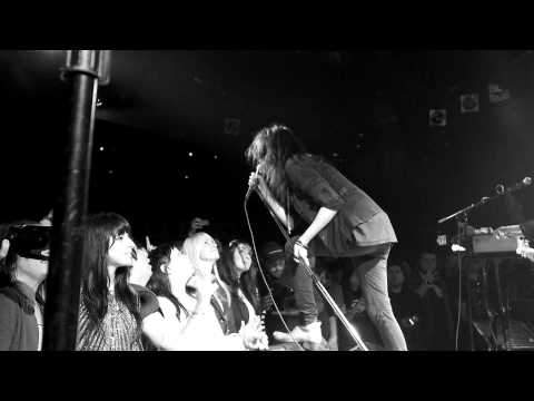 Profilový obrázek - The Dead Weather - Treat Me Like Your Mother - Live at The Roxy