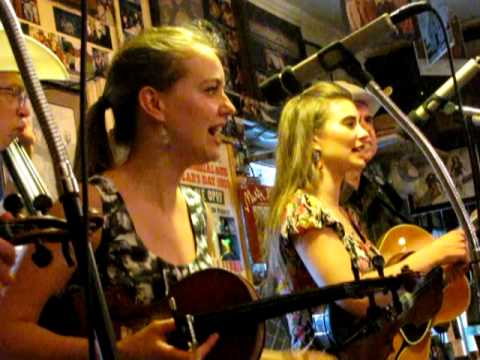 Profilový obrázek - THE QUEBE SISTERS BAND AT THE COOK SHACK - "HOW HIGH THE MOON"