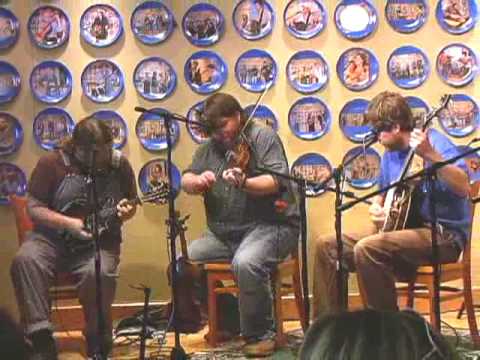 Profilový obrázek - Trampled By Turtles perform "The Darkness and the Light" at