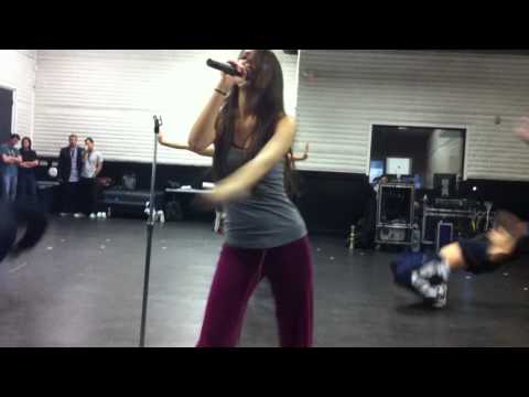 Profilový obrázek - Victoria Justice dances to "Beggin' On Your Knees"