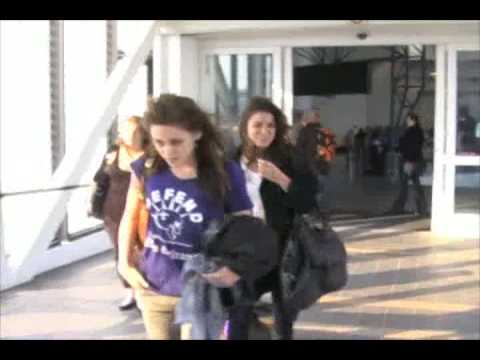 Profilový obrázek - Video of Robert, Kristen and Nikki arriving LA.