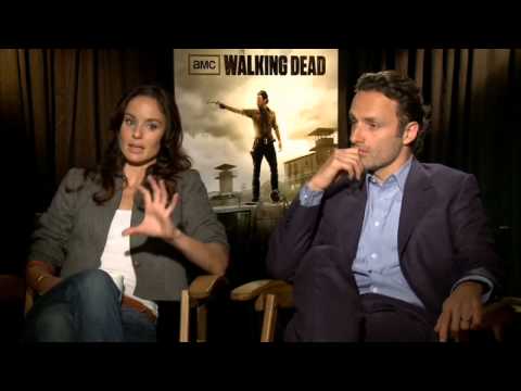 Profilový obrázek - Walking Dead stars Andrew Lincoln and Sarah Wayne Callies on sea